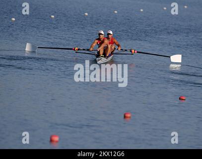 Martin et Valent Sinkovic, champions olympiques croates de l'aviron, forment des couples sans coxin sur le lac Jarun à Zagreb, en Croatie, sur 22 juin 2017. Après avoir dominé la discipline des doubles crânes et restant inbattus pendant trois ans, les frères changent de discipline qu'ils font maintenant la course dans les paires sans coxless. Photo: Igor Kralj/PIXSELL Banque D'Images