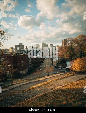 Vue sur les gratte-ciel de Richmond avec couleurs automnales depuis Libby Hill Park, Richmond, Virginie Banque D'Images