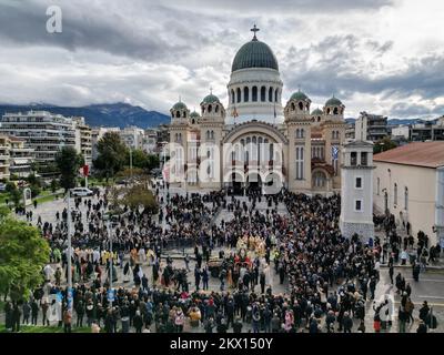 Patras, Grèce, 30 novembre 2022. Les gens se rassemblent devant la cathédrale Saint-André pendant la litanie marquant la fête de Saint-André Andrew l'Apôtre. St. Andrew a été crucifié à Patras et est honoré comme le patron de la ville. La cathédrale Saint-André est une basilique orthodoxe grecque située dans la partie ouest de la ville. Credit: Dimitris Aspiotis / Alamy Live News. Banque D'Images