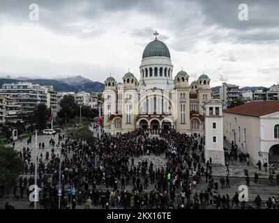 Patras, Grèce, 30 novembre 2022. Les gens se rassemblent devant la cathédrale Saint-André pendant la litanie marquant la fête de Saint-André Andrew l'Apôtre. St. Andrew a été crucifié à Patras et est honoré comme le patron de la ville. La cathédrale Saint-André est une basilique orthodoxe grecque située dans la partie ouest de la ville. Credit: Dimitris Aspiotis / Alamy Live News. Banque D'Images