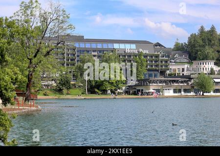 11.07.2017., Bled, Slovénie - Bled est une ville située sur le lac Bled dans la région de Carniolan en haut, dans le nord-ouest de la Slovénie. C'est surtout une destination touristique populaire dans la région de la haute-Carniola et en Slovénie dans son ensemble, attirant également des visiteurs de l'étranger. Hôtel Park. Photo: Borna Filic/PIXSELL Banque D'Images