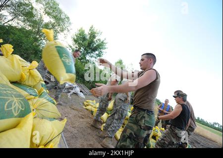 Tempêtes et inondations graves, St. Comté de Charles, Mo, 22 juin 2008 les membres de la Garde nationale de l'armée du Missouri aident à empiler des camions-alligators avec des sacs de sable qui seront portés au lévee d'Elm point. St. Charles County, Mo, 22 juin 2008 -- les membres de la garde nationale de l'armée du Missouri aident à empiler des camions-alligators avec des sacs de sable pour être amenés au lévee d'Elm point. Photographies relatives aux programmes, aux activités et aux fonctionnaires de gestion des catastrophes et des situations d'urgence Banque D'Images