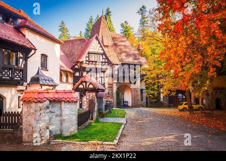 Sinaia, Roumanie. Architecture typique avec une influence allemande à mi-temps dans la ville de Carpathian Mountains. Banque D'Images