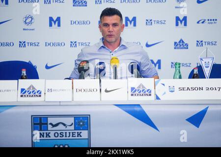 02.08.2017., Osijek, Croatie - l'entraîneur-chef de NK Osijek, Zoran Zekic, a tenu une conférence de presse avant la troisième manche de qualification 2nd de la Ligue européenne de l'UEFA entre NK Osijek et le PSV Eindhoven. Photo: Davor Javorovic/PIXSELL Banque D'Images