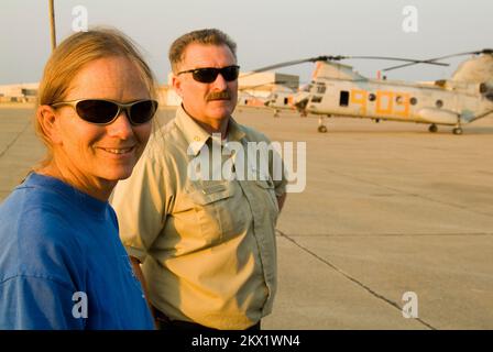 Sacramento, Californie, 13 juillet 2008 Connie Fox, gestionnaire des hélicoptères du Service forestier des États-Unis, et Dennis Brown, agent régional de la sécurité aérienne de l'USFS, contrôlent l'espace aérien à l'aéroport McClellan. Les avions du groupe expéditionnaire aérien 302nd sont prêts à commencer leurs 20th jours de missions de soutien de lutte contre les incendies aériens 14 juillet dans un effort coordonné pour contrôler les feux de forêt en Californie. .. Photographies relatives aux programmes, aux activités et aux fonctionnaires de gestion des catastrophes et des situations d'urgence Banque D'Images