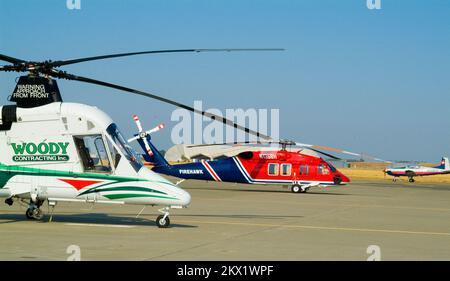 Sacramento, CA, 13 juillet 2008 a conclu un contrat avec la FEMA pour soutenir les avions militaires DOD dans un effort des États-Unis Northern Command, 'Woody'(L) et 'Firehawk' UH 60(R) sont des appareils de type un utilisés pour des chutes précises dans les zones urbaines. L'avion spécialisé soulève des seaux remplis d'eau de plus de 1 000 livres et les dépose dans les zones difficiles cibles. .. Photographies relatives aux programmes, aux activités et aux fonctionnaires de gestion des catastrophes et des situations d'urgence Banque D'Images