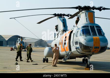 Sacramento, CA, 13 juillet 2008 les avions H-46 du groupe expéditionnaire aérien 302nd sont prêts à commencer leurs 20th jours de missions de soutien aux combats aériens d'incendie dans le cadre d'un effort coordonné de la FEMA pour contrôler les feux de forêt en Californie. Le Marine Heavy Helicopter Squadron (HMH) 465 est basé à partir de la Marine corps Air Station Miramar à San Diego. .. Photographies relatives aux programmes, aux activités et aux fonctionnaires de gestion des catastrophes et des situations d'urgence Banque D'Images