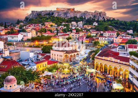Athènes, Grèce. Coucher de soleil ciel coloré d'en haut, place Monastiraki et l'ancienne Acropole. Banque D'Images