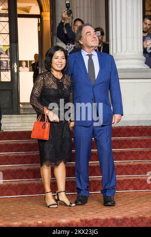 13.08.2017., Sarajevo, Bosnie-Herzégovine - Oliver Stone a reçu le coeur honoraire de Sarajevo sur le festival pour sa contribution remarquable à l'art du film. Oliver Stone avec sa femme Sun-jung Jung. Photo: Aleksandar Knezevic/HaloPix/PIXSELL Banque D'Images