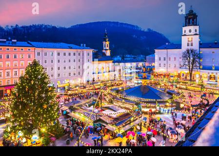 Salzbourg, Autriche. Marché de Noël à la place de la Cathédrale, les origines de la foire de Noël Christkinllmarkt remontent à la fin du XVe siècle. Banque D'Images