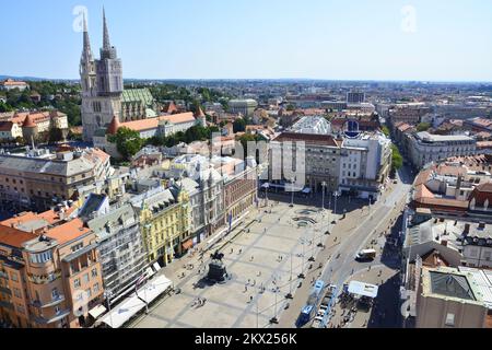 17.08.2017., Zagreb, Croatie - vue panoramique de Zagreb depuis Zagreb 360° - Zagreb terrasse d'observation des yeux au-dessus de la place Ban Jelacic. Photo: Alen Gurovic/HaloPix/PIXSELL Banque D'Images