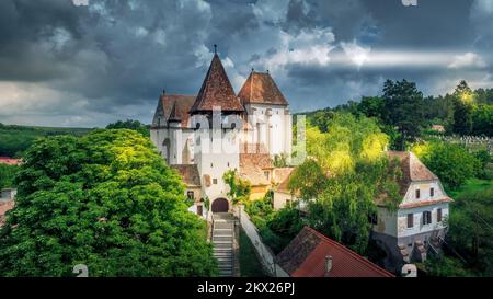 Bazna, Transylania. L'église fortifiée est un point de repère saxon en Roumanie. Voyage en arrière-plan touristique. Banque D'Images