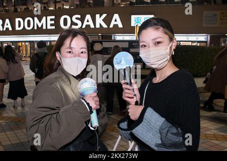 Osaka, Japon. 30th novembre 2022. Les fans japonais posent pour l'appareil photo à l'extérieur de la MAMA 2022 (Mnet Asian Music Awards) à Osaka, Japon, mercredi, 30 novembre 2022. Photo par Keizo Mori/UPI crédit: UPI/Alay Live News Banque D'Images