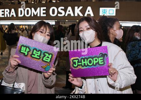 Osaka, Japon. 30th novembre 2022. Les fans japonais posent pour l'appareil photo à l'extérieur de la MAMA 2022 (Mnet Asian Music Awards) à Osaka, Japon, mercredi, 30 novembre 2022. Photo par Keizo Mori/UPI crédit: UPI/Alay Live News Banque D'Images