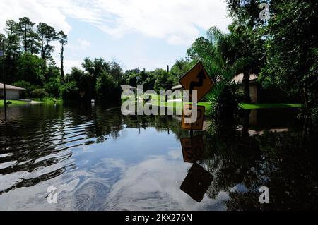 Tempête tropicale Fay, Deltona, FL, 24 août 2008 le panneau d'avertissement dans ce quartier du comté de Volusia s'applique aux bateaux ainsi qu'aux véhicules, suite à l'inondation de la tempête tropicale Fay. Les agences d'urgence locales, étatiques et fédérales doivent travailler à travers de telles inondations communautaires pour évaluer les dommages causés à l'ensemble de l'État par la tempête lente. Barry Bahler/FEMA. Photographies relatives aux programmes, aux activités et aux fonctionnaires de gestion des catastrophes et des situations d'urgence Banque D'Images
