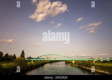 21.08.2017., Zagreb, Croatie - le pont ferroviaire vert sur la rivière Sava, grâce au graffiti avec le nom de Jimi Hendrix, a reçu un statut presque culte et est devenu l'un des symboles de la culture pop urbaine de Zagreb et il est appelé pont Hendrix. Il a été récemment décoré avec l'éclairage soulignant les contours de la partie inférieure du pont sur toute la longueur du faisceau principal (310m) et la structure supérieure du pont avec lumière statique, neutre blanc, tandis que l'éclairage de couleur dynamique s'active en passant le train avec le premier wagon derrière la locomotive . Photo: Davor Pukla Banque D'Images