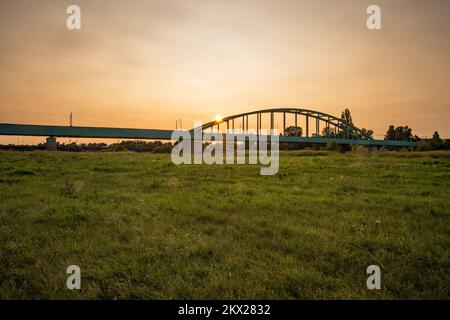 21.08.2017., Zagreb, Croatie - le pont ferroviaire vert sur la rivière Sava, grâce au graffiti avec le nom de Jimi Hendrix, a reçu un statut presque culte et est devenu l'un des symboles de la culture pop urbaine de Zagreb et il est appelé pont Hendrix. Il a été récemment décoré avec l'éclairage soulignant les contours de la partie inférieure du pont sur toute la longueur du faisceau principal (310m) et la structure supérieure du pont avec lumière statique, neutre blanc, tandis que l'éclairage de couleur dynamique s'active en passant le train avec le premier wagon derrière la locomotive . Photo: Davor Pukla Banque D'Images