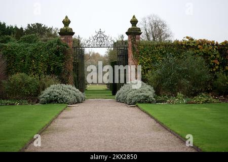 Arley Hall et jardins chemin et portes Banque D'Images