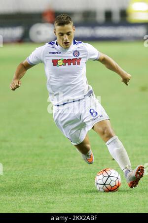 Everton est près de signer Hajduk Split avant Nikola Vlasic pour un supplément d'environ 8m £. L'homme de 19 ans a joué contre Everton dans leur récent match de qualification Europa League avec Hajduk et a impressionné Ronald Koeman. L'international croate des moins de 21 ans a marqué 10 fois en 85 apparitions pour Hajduk après avoir fait ses débuts en première équipe en juillet 2014. Championnat d'Europe, deuxième tour de qualification, deuxième jambe, HNK Hajduk Split - FC Koper. Nikola Vlasic. Photo: Petar Glebov/PIXSELL Banque D'Images