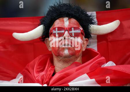 Un fan danois dans les tribunes devant le match de la coupe du monde de la FIFA du groupe D au stade Al Janoub à Al Wakrah, au Qatar. Date de la photo: Mercredi 30 novembre 2022. Banque D'Images