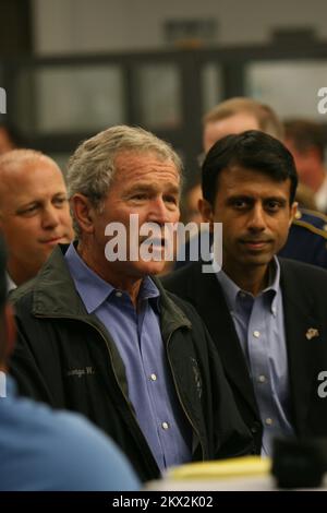 L'ouragan Gustav, bâton-Rouge, LA, le président du 3 septembre 2008 George W. Bush et le gouverneur Bobby Jindal saluent les employés du COE lors des efforts de reprise après sinistre de l'ouragan Gustav. Jacinta Quesada/FEMA. Photographies relatives aux programmes, aux activités et aux fonctionnaires de gestion des catastrophes et des situations d'urgence Banque D'Images