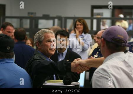 L'ouragan Gustav, bâton-Rouge, LA, le président du 3 septembre 2008, George W. Bush, serre la main avec les employés du cou, pendant les efforts de reprise après sinistre de l'ouragan Gustav. Jacinta Quesada/FEMA. Photographies relatives aux programmes, aux activités et aux fonctionnaires de gestion des catastrophes et des situations d'urgence Banque D'Images