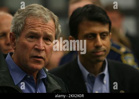 L'ouragan Gustav, bâton-Rouge, LA, le président du 3 septembre 2008 George W. Bush et le gouverneur Bobby Jindal saluent les employés du COE lors des efforts de reprise après sinistre de l'ouragan Gustav. Jacinta Quesada/FEMA. Photographies relatives aux programmes, aux activités et aux fonctionnaires de gestion des catastrophes et des situations d'urgence Banque D'Images