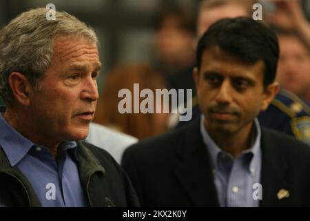 L'ouragan Gustav, bâton-Rouge, LA, le président du 3 septembre 2008 George W. Bush et le gouverneur Bobby Jindal accueillent les employés du COE lors des efforts de reprise après sinistre de l'ouragan Gustav. Jacinta Quesada/FEMA. Photographies relatives aux programmes, aux activités et aux fonctionnaires de gestion des catastrophes et des situations d'urgence Banque D'Images