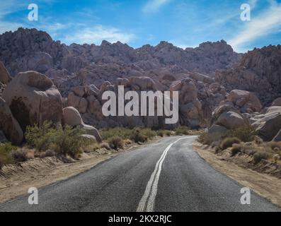 Route menant au terrain de camping d'Indian Cove dans le parc national de Joshua Tree, en Californie Banque D'Images