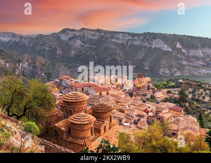 Stilo, Italie avec l'église byzantine au crépuscule. Banque D'Images