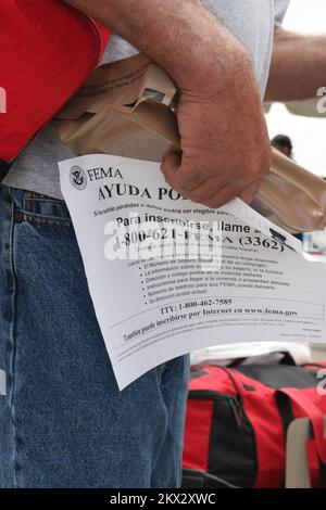 L'ouragan Gustav, bâton-Rouge, LA, 6 septembre 2008 évacuation de ré-entrée est titulaire d'un CEP et d'un déclarant au sujet de l'inscription auprès de la FEMA à l'extérieur du parc Elmwood. Jacinta Quesada/FEMA. Photographies relatives aux programmes, aux activités et aux fonctionnaires de gestion des catastrophes et des situations d'urgence Banque D'Images