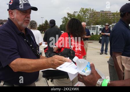 L'ouragan Gustav, bâton Rouge, LA, 6 septembre 2008 l'employé de la FEMA laisse des filers aux évacués de réentrees pour s'inscrire auprès de la FEMA à l'extérieur du parc Elmwood. Jacinta Quesada/FEMA. Photographies relatives aux programmes, aux activités et aux fonctionnaires de gestion des catastrophes et des situations d'urgence Banque D'Images