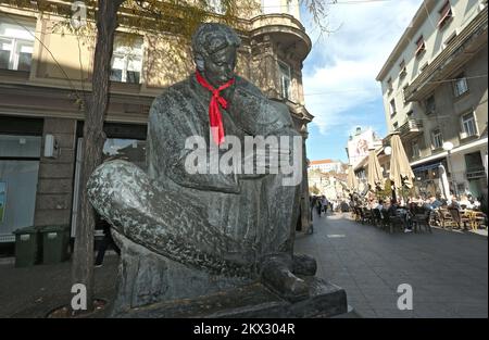 18.10.2017., Zagreb, Croatie - la statue du célèbre scientifique croate Nikola Tesla porte un cravat rouge. La Croatie célèbre le jour de Cravat sur 18 octobre pour commémorer un élément du patrimoine national. Le cravat semble être venu en Europe occidentale au 17th siècle, avec l'aimable autorisation de mercenaires croates photo: Sanjin Strukic/PIXSELL Banque D'Images