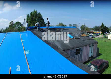 Ouragan Gustav, Larose, LA, 7 septembre 2008 des entrepreneurs locaux travaillant avec le corps d'ingénieurs de l'armée de l'U S, appliquent des tarpes bleues de la FEMA pour protéger cette maison dans cette communauté parrish de Lafourche. Barry Bahler/FEMA. Photographies relatives aux programmes, aux activités et aux fonctionnaires de gestion des catastrophes et des situations d'urgence Banque D'Images