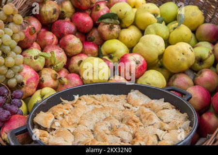 22.10.2017., Dubrovnik, Croatie - Festival de la bonne alimentation 2017 à Dubrovnik, 22 octobre 2017. Le célèbre Dubrovnik trpeza, ou Dubrovnik Table, est le point culminant du dernier jour du Good Food Festival, qui dispose d'une longue table le long de toute la rue principale de Stradun, où de nombreux hôtels, restaurants, pâtisseries et traiteurs de Dubrovnik présenteront leurs compétences et leurs créations. Photo: Grgo Jelavic/PIXSELL Banque D'Images