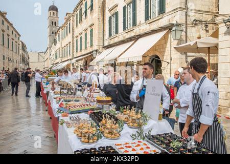 22.10.2017., Dubrovnik, Croatie - Festival de la bonne alimentation 2017 à Dubrovnik, 22 octobre 2017. Le célèbre Dubrovnik trpeza, ou Dubrovnik Table, est le point culminant du dernier jour du Good Food Festival, qui dispose d'une longue table le long de toute la rue principale de Stradun, où de nombreux hôtels, restaurants, pâtisseries et traiteurs de Dubrovnik présenteront leurs compétences et leurs créations. Photo: Grgo Jelavic/PIXSELL Banque D'Images