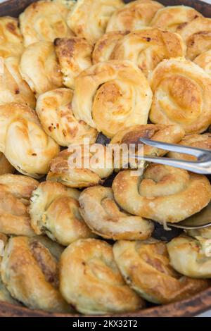 22.10.2017., Dubrovnik, Croatie - Festival de la bonne alimentation 2017 à Dubrovnik, 22 octobre 2017. Le célèbre Dubrovnik trpeza, ou Dubrovnik Table, est le point culminant du dernier jour du Good Food Festival, qui dispose d'une longue table le long de toute la rue principale de Stradun, où de nombreux hôtels, restaurants, pâtisseries et traiteurs de Dubrovnik présenteront leurs compétences et leurs créations. Photo: Grgo Jelavic/PIXSELL Banque D'Images