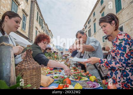 22.10.2017., Dubrovnik, Croatie - Festival de la bonne alimentation 2017 à Dubrovnik, 22 octobre 2017. Le célèbre Dubrovnik trpeza, ou Dubrovnik Table, est le point culminant du dernier jour du Good Food Festival, qui dispose d'une longue table le long de toute la rue principale de Stradun, où de nombreux hôtels, restaurants, pâtisseries et traiteurs de Dubrovnik présenteront leurs compétences et leurs créations. Photo: Grgo Jelavic/PIXSELL Banque D'Images