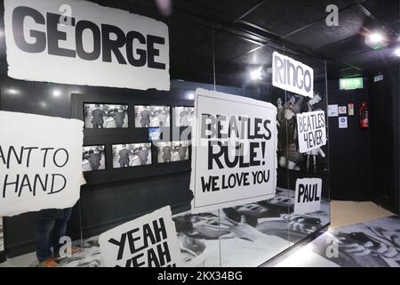 13.10.2017., Liverpool, Angleterre - The Beatles Story est une attraction primée pour les visiteurs et la plus grande exposition permanente du monde consacrée exclusivement aux vies et aux temps des Beatles. Situé dans la ville natale de Fab four, Liverpool, en Angleterre, sur le superbe site classé au patrimoine mondial de l'UNESCO, The Beatles Story emmène les visiteurs dans un voyage d'ambiance à travers les vies, les temps, la culture et la musique des Beatles. Les répliques du Casbah Club, du Cavern Club et des studios Abbey Road capturent authentiquement le début de 60s, vous permettant ainsi de découvrir personnellement les endroits qui ont aidé Banque D'Images