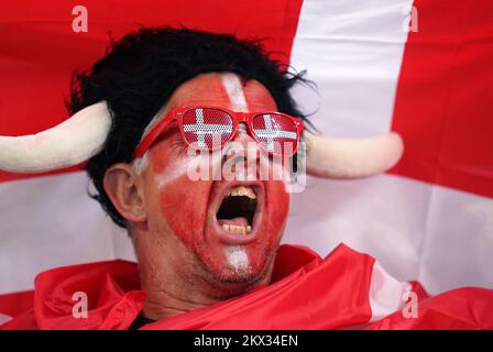 Un fan danois dans les tribunes devant le match de la coupe du monde de la FIFA du groupe D au stade Al Janoub à Al Wakrah, au Qatar. Date de la photo: Mercredi 30 novembre 2022. Banque D'Images