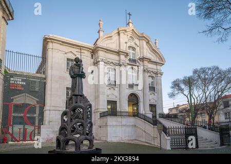 Statue de Saint Anthony devant l'église de Saint Anthony (Igreja Santo Antonio de Lisboa) - Lisbonne, Portugal Banque D'Images