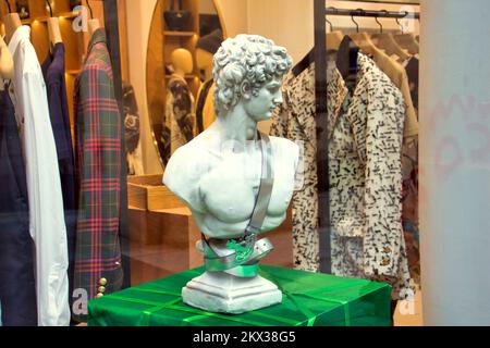 Vivienne Westwood conçoit la mode emblématique Glasgow, Écosse, Royaume-Uni Banque D'Images