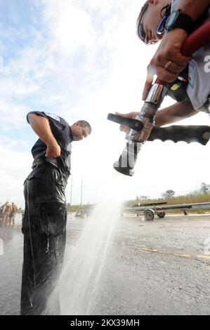 Hurricane Ike, Sabine Pass, TX, États-Unis, 14 septembre, 2008 les travailleurs de la FEMA en recherche et sauvetage urbains passent par la décontamination après des recherches dans les zones touchées par l'ouragan Ike. Sabine Pass, TX, États-Unis, 14 septembre 2008 -- le Groupe de travail 1 de la FEMA sur la recherche et le sauvetage urbains de l'Indiana effectue des recherches dans les quartiers touchés par l'ouragan Ike. Photographies relatives aux programmes, aux activités et aux fonctionnaires de gestion des catastrophes et des situations d'urgence Banque D'Images