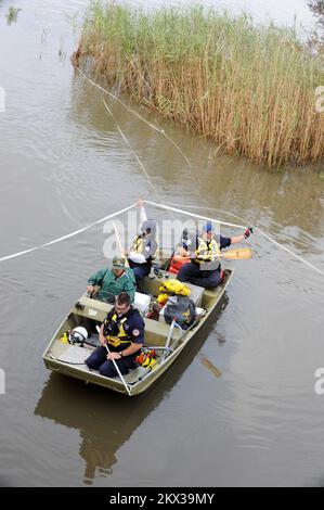 Ouragan Ike, col Sabine, TX, 14 septembre 2008 l'équipe de recherche et de sauvetage en milieu urbain de la FEMA effectue des recherches dans les zones touchées par l'ouragan Ike. Col Sabine, TX, États-Unis, 14 septembre 2008 -- recherche et sauvetage en milieu urbain de la FEMA le Groupe de travail de l'Indiana 1 effectue des recherches dans les quartiers touchés par l'ouragan Ike. Photographies relatives aux programmes, aux activités et aux fonctionnaires de gestion des catastrophes et des situations d'urgence Banque D'Images