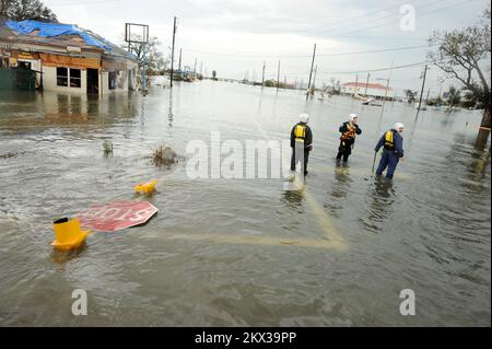 Hurricane Ike, Sabine Pass, TX, États-Unis, 14 septembre, 2008 FEMA recherche et sauvetage urbains le Groupe de travail de l'Indiana 1 effectue des recherches dans les quartiers touchés par l'ouragan Ike. Sabine Pass, TX, États-Unis, 14 septembre 2008 -- FEMA recherche et sauvetage urbains le Groupe de travail de l'Indiana 1 effectue des recherches dans les quartiers touchés par l'ouragan Ike. Photographies relatives aux programmes, aux activités et aux fonctionnaires de gestion des catastrophes et des situations d'urgence Banque D'Images