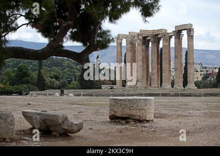 12.11.2017., Athènes, Grèce - Athènes est la capitale de la Grèce. Elle était également au cœur de la Grèce antique, une civilisation et un empire puissants. La ville est encore dominée par des monuments datant de 5th ans avant Jésus-Christ, dont l'Acropole, une citadelle au sommet d'une colline surmontée d'anciens bâtiments comme le temple du Parthénon à colonnades. Le musée de l'Acropole, ainsi que le musée archéologique national, conserve des sculptures, des vases, des bijoux et bien plus encore de la Grèce antique. La vie quotidienne dans le centre d'Athènes. Photo: Igor Kralj/PIXSELL Banque D'Images