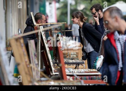 12.11.2017., Athènes, Grèce - Athènes est la capitale de la Grèce. Elle était également au cœur de la Grèce antique, une civilisation et un empire puissants. La ville est encore dominée par des monuments datant de 5th ans avant Jésus-Christ, dont l'Acropole, une citadelle au sommet d'une colline surmontée d'anciens bâtiments comme le temple du Parthénon à colonnades. Le musée de l'Acropole, ainsi que le musée archéologique national, conserve des sculptures, des vases, des bijoux et bien plus encore de la Grèce antique. La vie quotidienne dans le centre d'Athènes. Photo: Igor Kralj/PIXSELL Banque D'Images