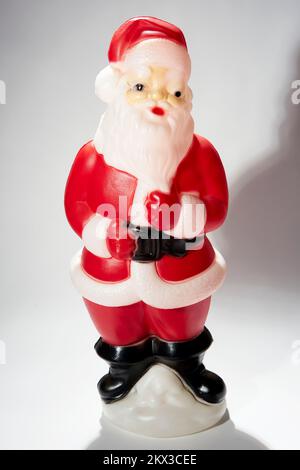 Figurine Santa de moule à soufflage en plastique sur fond blanc. Banque D'Images