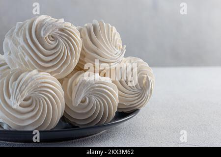 tea party avec un zèphur aéré et délicat sur un fond clair. dessert maison, pâtisserie, chef pâtissier, vacances, anniversaire, confiserie, thé gourmet p Banque D'Images