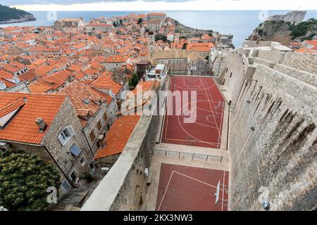 08.12.2017., Dubrovnik, Croatie - pour ceux qui ont la chance de jouer au basket-ball dans le City Wall Rooftop court à Dubrovnik, Croatie, l'expérience restera probablement avec eux pour une vie. Non seulement la cour est située dans les vieux toits de terre cuite de la ville, Mais les vues de la mer Adriatique sont quelque chose d'un conte de fées en Croatie.architectural Digest a récemment publié un article vraiment intéressant intitulé "les 10 meilleurs terrains de basket-ball dans le monde" et un terrain de basket-ball spécial placé dans la vieille ville de Dubrovnik est sur le troisième placer. Photo: Grgo Jelavic/PIXSELL Banque D'Images